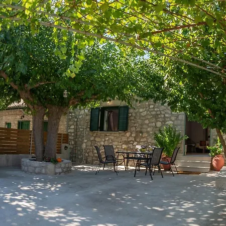 Mouria Semesterbostad Pinakokhorion